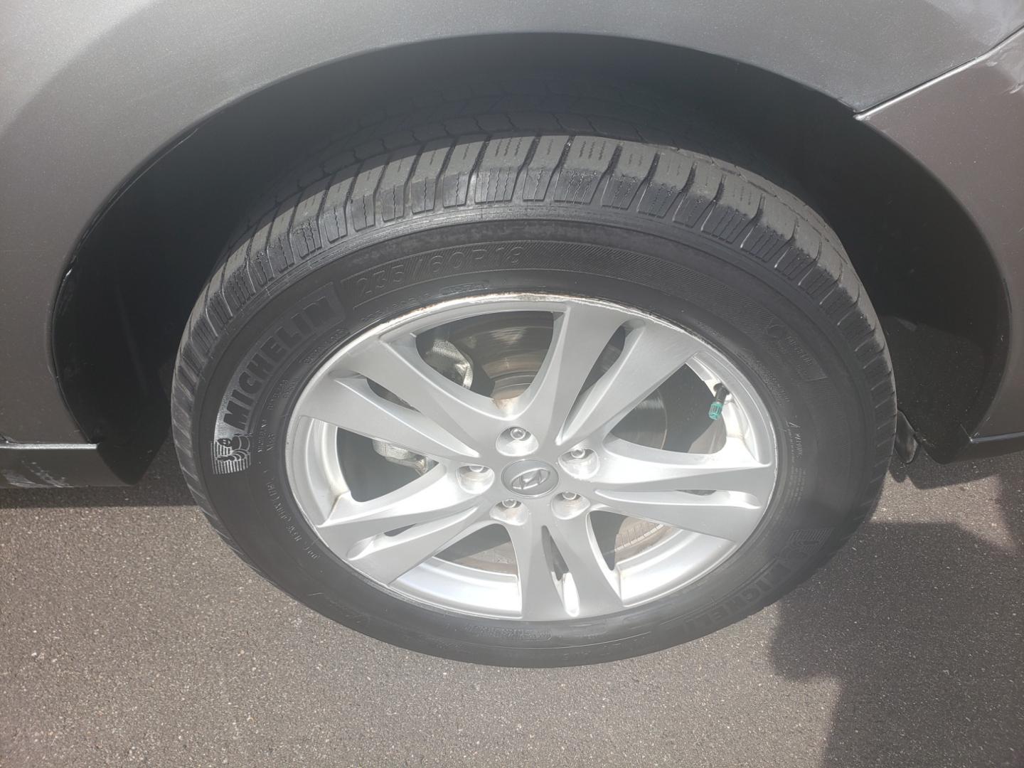 2011 gray /gray Hyundai Santa Fe SE (5XYZH4AG2BG) with an 3.5L V6 DOHC 24V engine, 6-Speed Automatic transmission, located at 323 E Dunlap Ave., Phoenix, AZ, 85020, (602) 331-9000, 33.567677, -112.069000 - 2011 Hyundai Santa Fe SE,......A Must See!! No accidents, Ice cold AC. The car is gorgeous inside and out. Power windows, Power door locks, Stereo/cd/mp3 Player, Phone sync, Bluetooth, Satellite compatible, Beautiful gray interior with gray leather seats in near perfect condition, Incredible gas mil - Photo#18